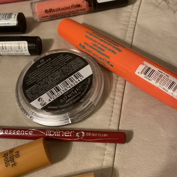Bundle of 10 essence items(eyeshadow,lipgloss,lip liner,concealer,black mascara) - Picture 14 of 14